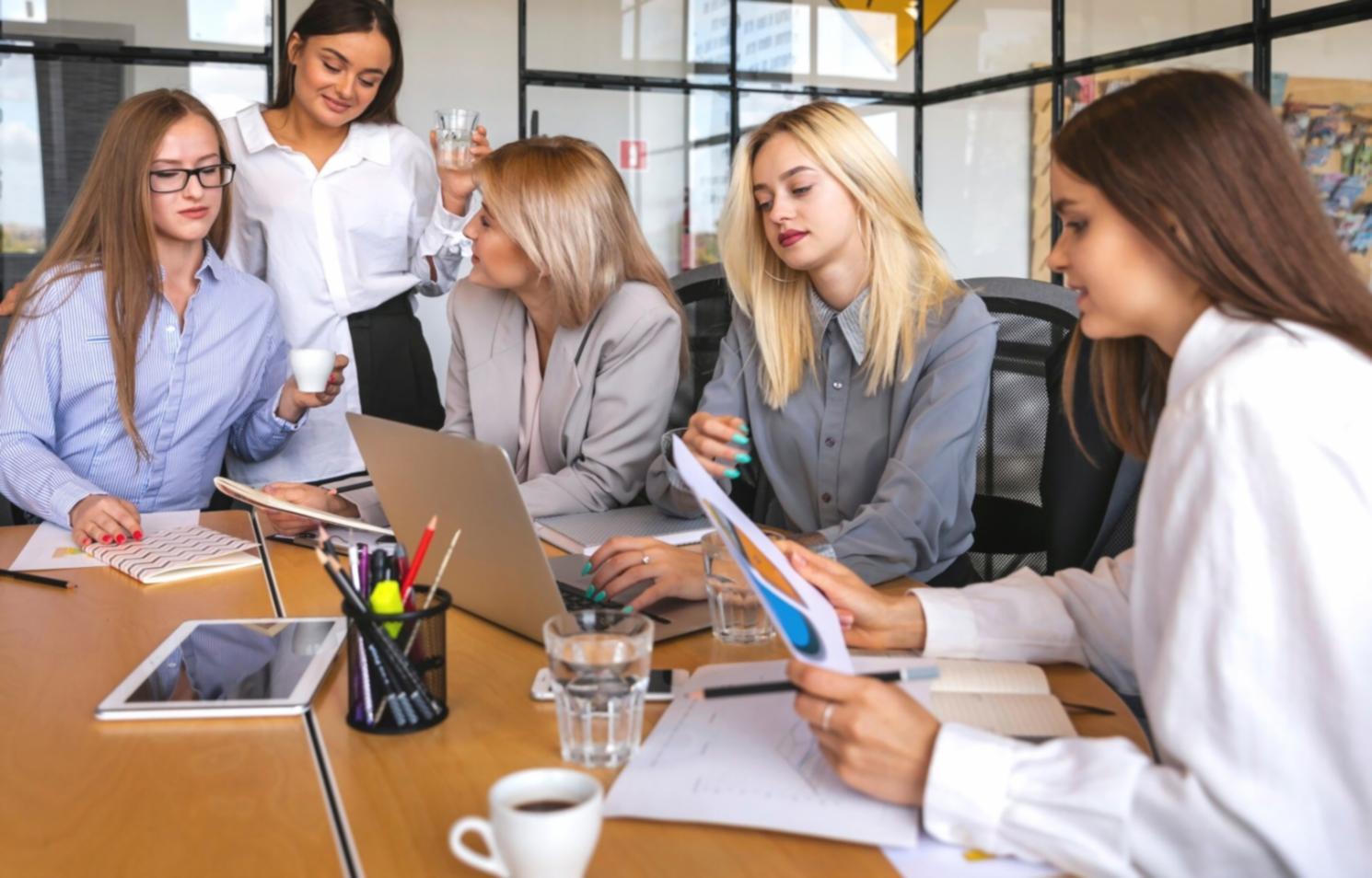 Profesionales trabajando en estrategias de escalado empresarial